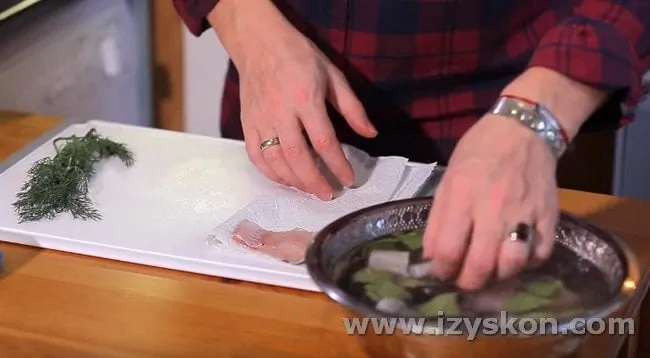 After 2 hours, take out the fish pieces and place them on paper towels.