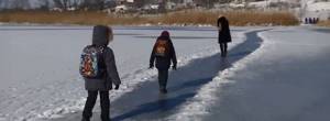 дети идут по льду