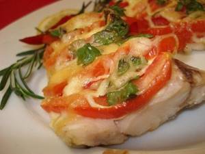 Филе рыбы под сыром с томатами