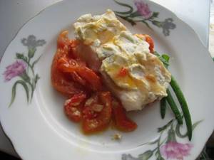 Филе судака под сырной шубой с томатами