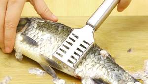 How to quickly clean crucian carp