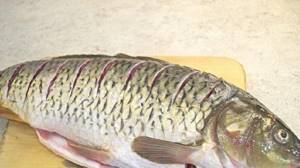 How to deliciously cook carp in the oven