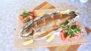How to bake whole trout in the oven in foil so that it is juicy and soft
