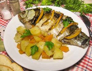 crucian carp with potatoes in the oven