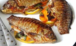 Crucian carp in the oven in foil, whole baking sleeve. Recipes with potatoes, mayonnaise, garlic, sour cream. Step by step 