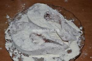 carp pieces in flour