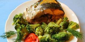 Carp with broccoli and tomatoes