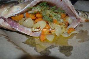 Carp baked with onions in the oven