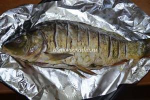 Carp baked with onions in the oven
