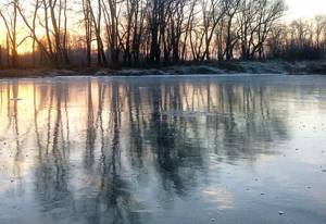 Кристаллический лёд в начале зимы наиболее прочный и при толщине 5 см выдерживает вес человека, а при 10 см - снегохода