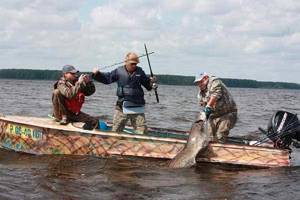 Ловля сома с лодки