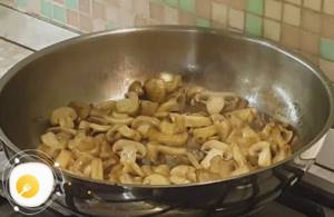 На отдельной сковороде жарим грибы до готовности, солим.