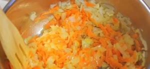 обжариваем лук и морковь