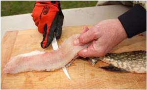 separate the pike fillet from the skin