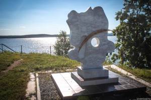 Памятник Челябинскому метеориту на озере Чебаркуль
