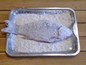 Breading crucian carp in flour
