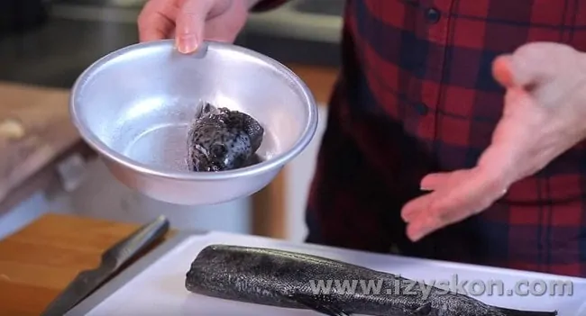 Before salting fish at home, you need to clean it.