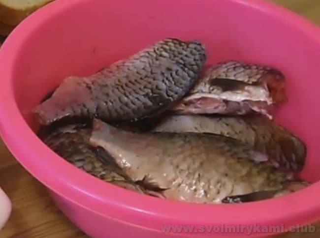 Using this recipe you can prepare very tasty crucian carp cutlets.