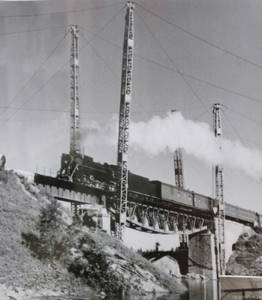 Подготовка к подъему ж/д моста через Пышму для прохода драги. 1950-е гг.