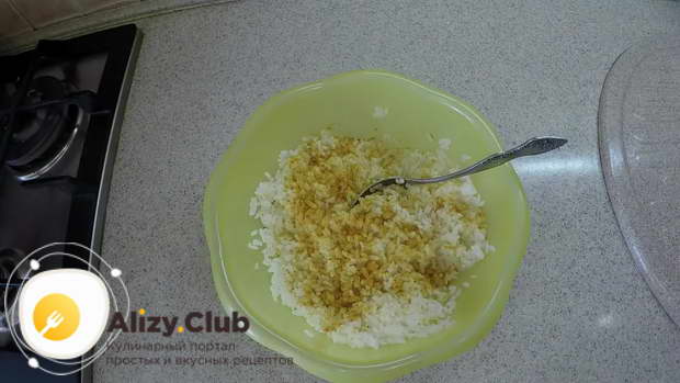 Boil half a glass of rice in salted water until tender
