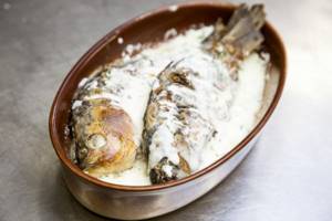 Fish in garlic and sour cream sauce