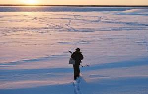 Рыбак идет зимой рыбачить Якутия