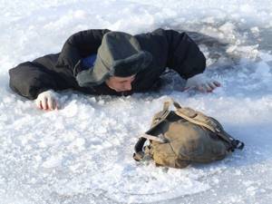 Рыбакк провалился под лед