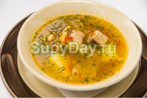 Рыбный суп с форелью и гренками