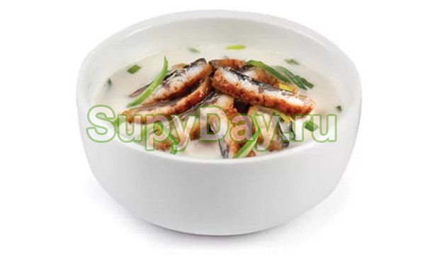 Fish soup with cream and fried eel