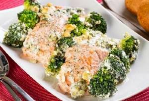 Salmon with broccoli in the oven