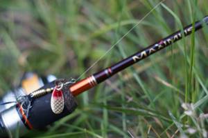 Spinning rod equipped with a reel and spinner