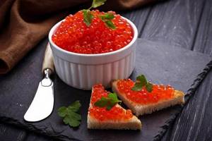 Dry salting of pink salmon caviar