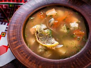 Суп – уха из сазана на овощном бульоне