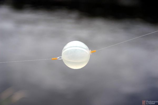 Water-filling float-ball above the water surface
