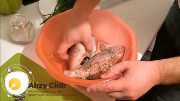Замаринуйте морского окуня для приготовления в духовке по простому рецепту
