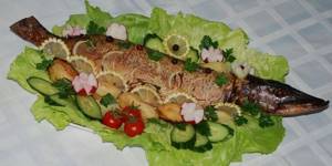 Baked pike on a platter with vegetables
