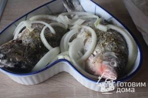 Baked crucian carp with onions photo for recipe 4