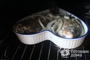 Baked crucian carp with onions photo for recipe 6
