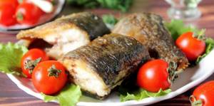 fried herring with tomatoes on a plate