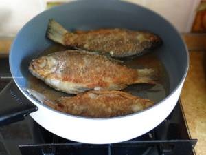 Fried crucian carp